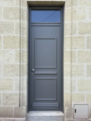 Installation d’une porte d'entrée en aluminium de marque K Line sur Mérignac, Bordeaux, RENOVISOL 33
